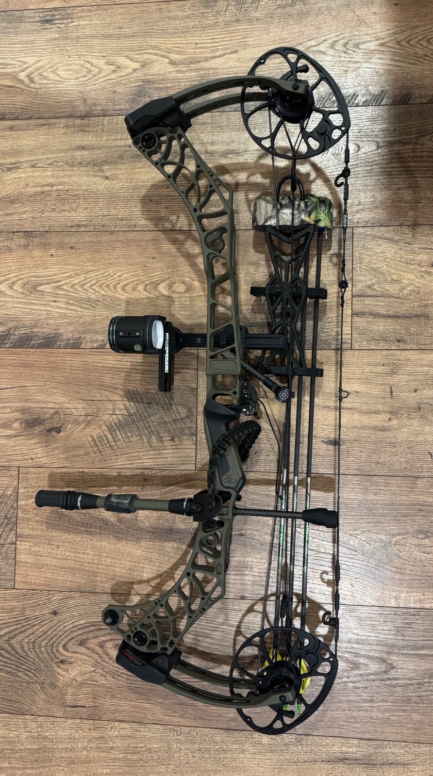 Mathews V3 31 Compound Bow Right Hand Bow 65lb 27in Olive Green w/UV sight