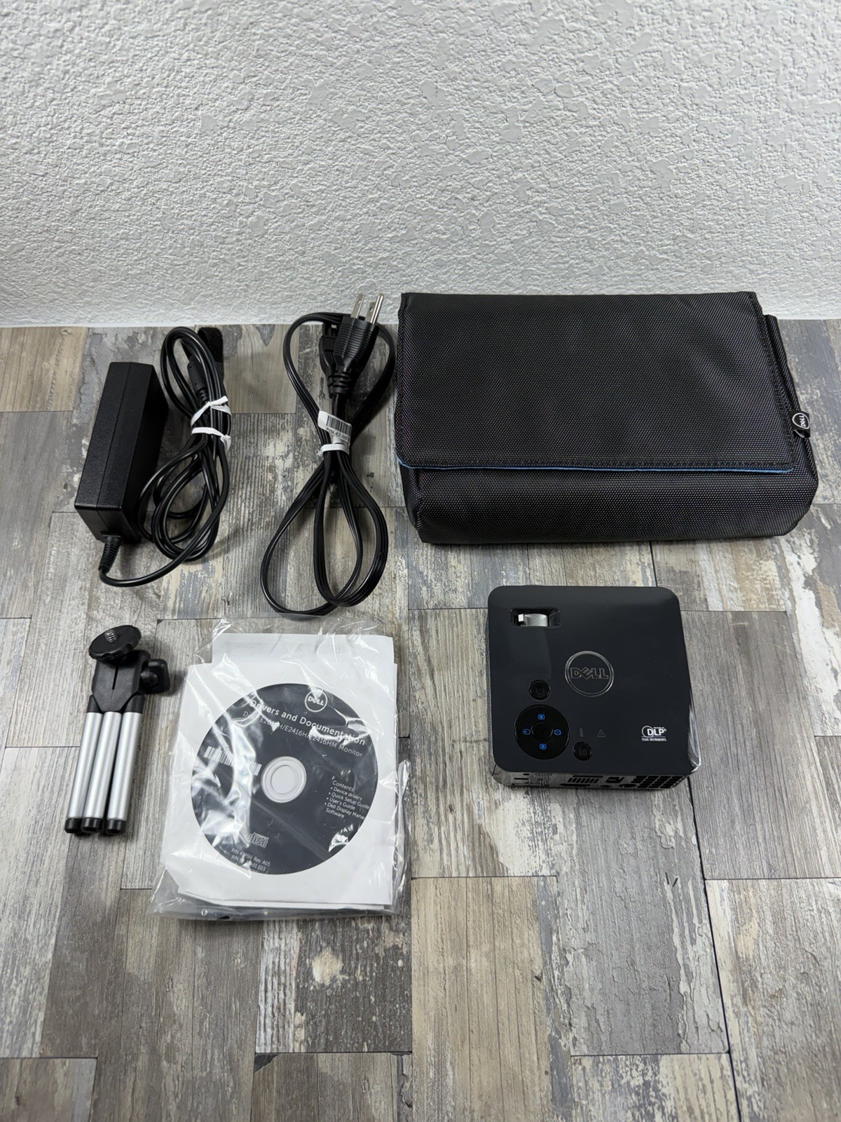 Dell M115HD LED DLP Mini Mobile Projector Bundle