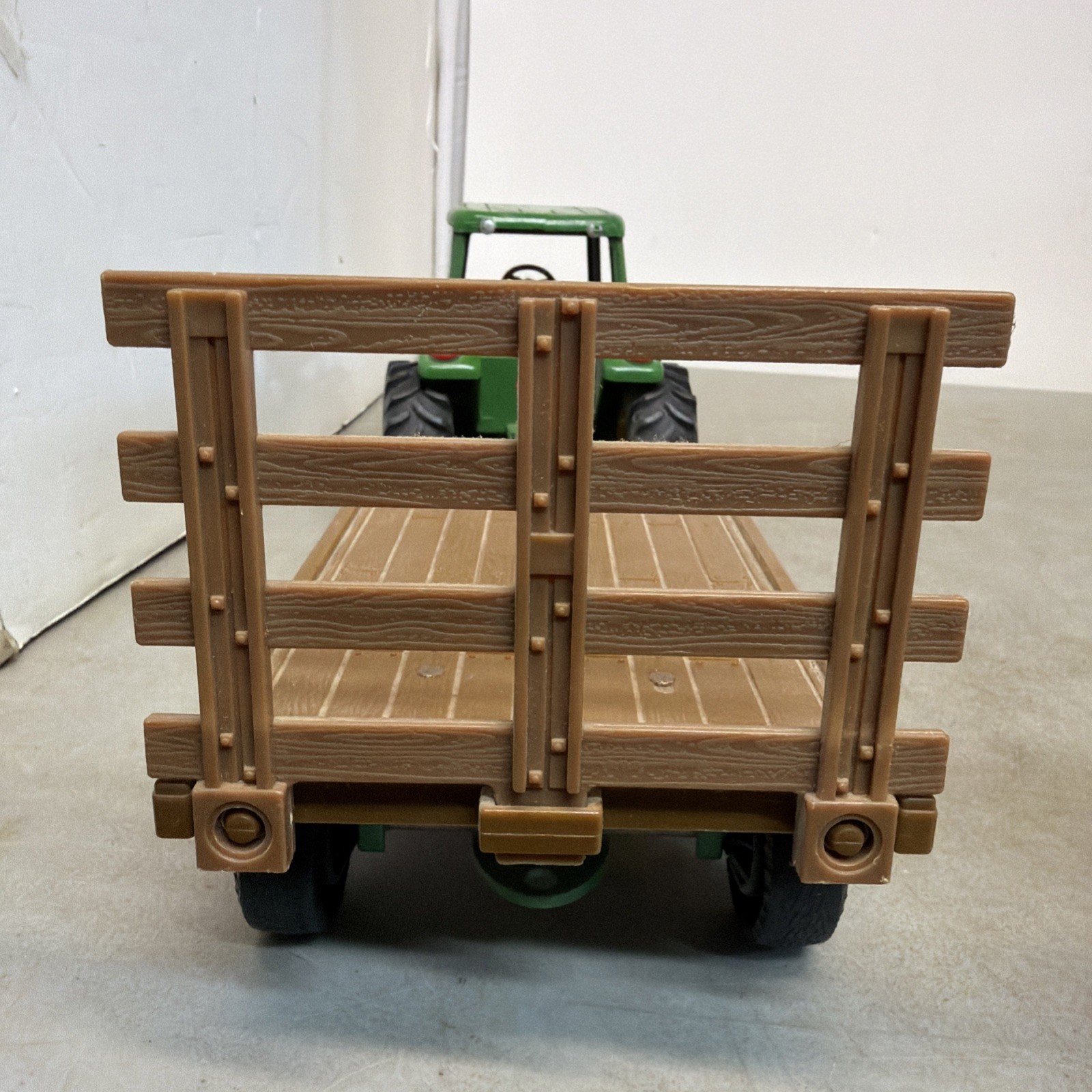 ERTL John Deere Tractor & Trailer 1759 Die Cast / Plastic
