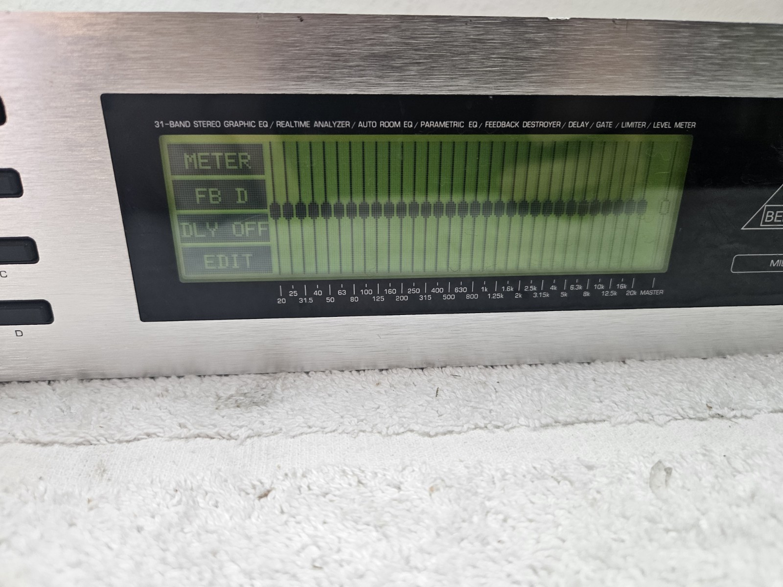 BEHRINGER ULTRA CURVE PRO DSP 8024