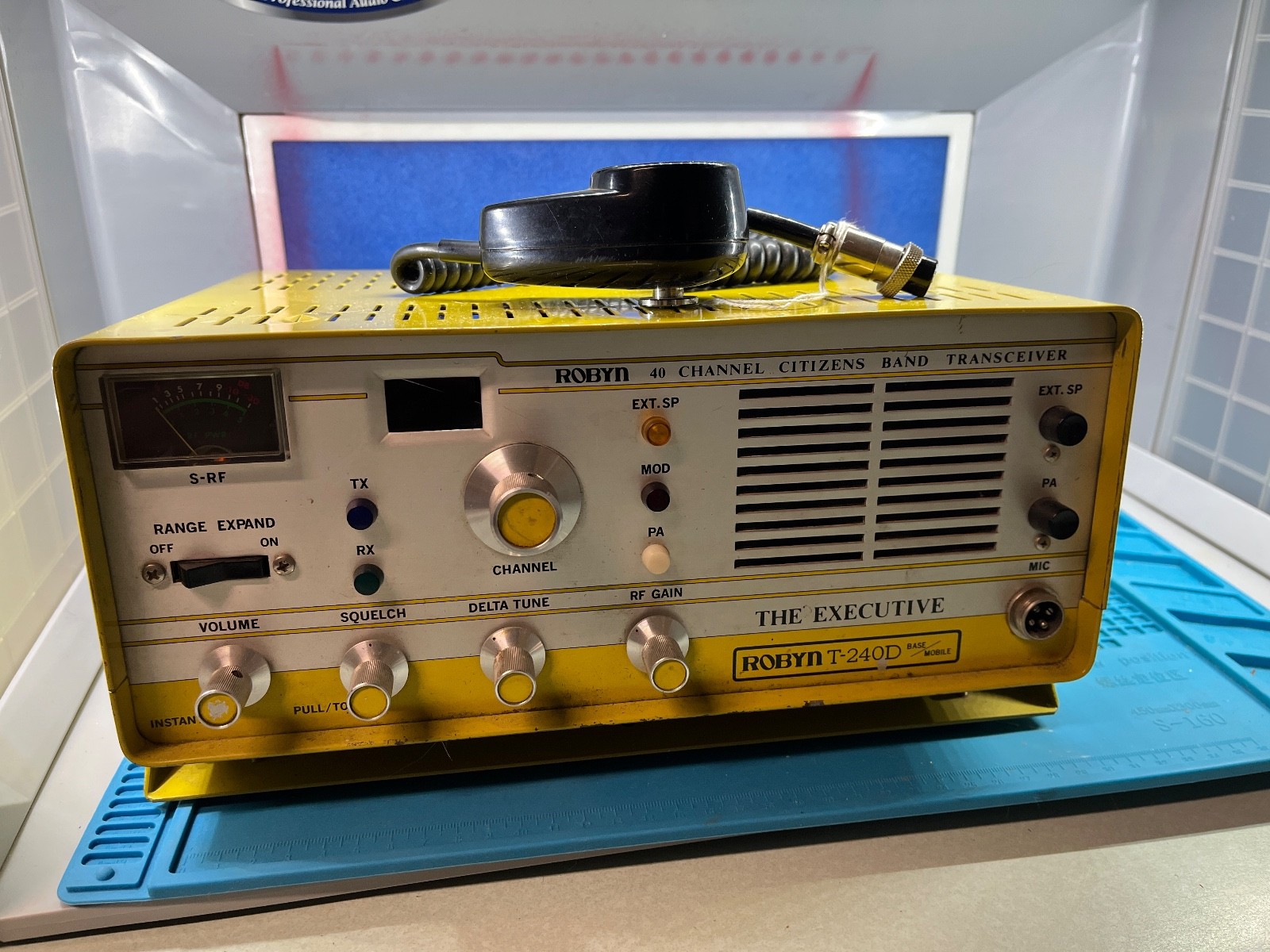 Vintage Robyn T-240D The Executive CB Radio 40 Channel Yellow Untested/Parts