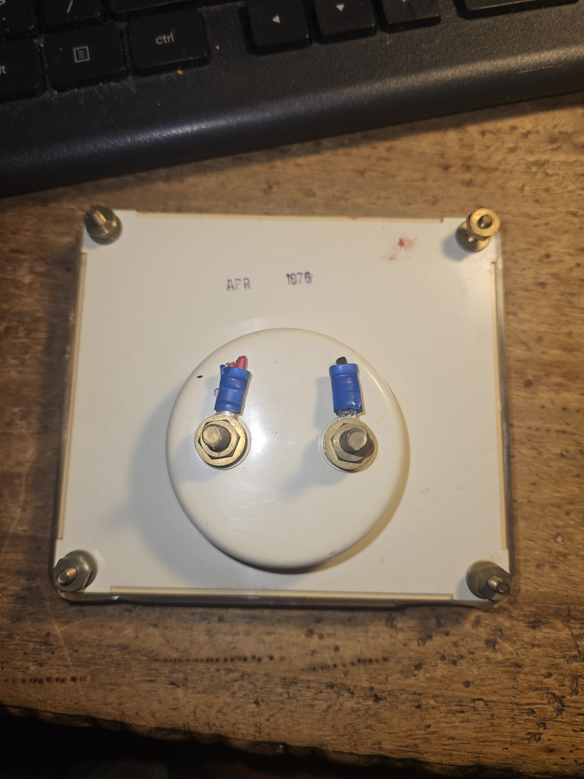RARE VINTAGE D.C. BATTERY VOLTAGE PANEL METER. 0-60, MODEL 4015.