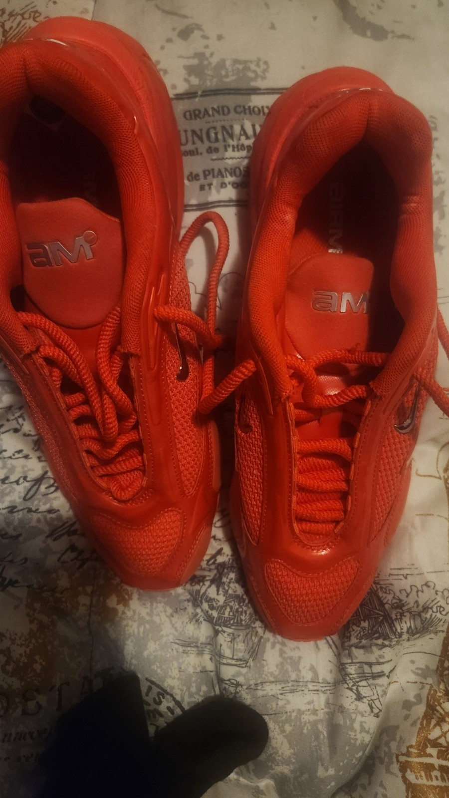 Nike Men’s Red Low Top Lace-Up Athletic Sneakers Solid Pattern