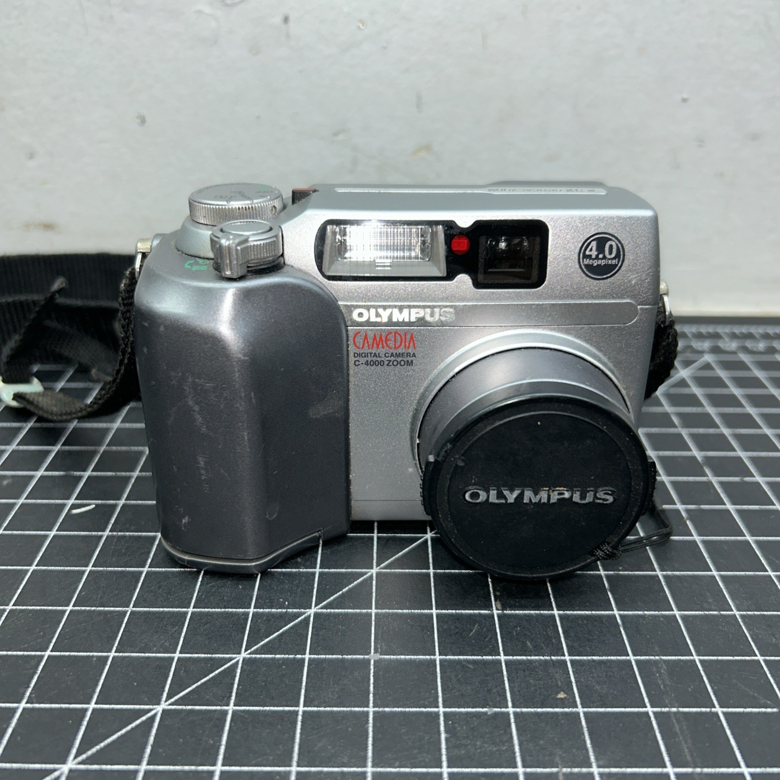 Olympus CAMEDIA C-4000 Zoom 4.0MP Digital Camera TESTED