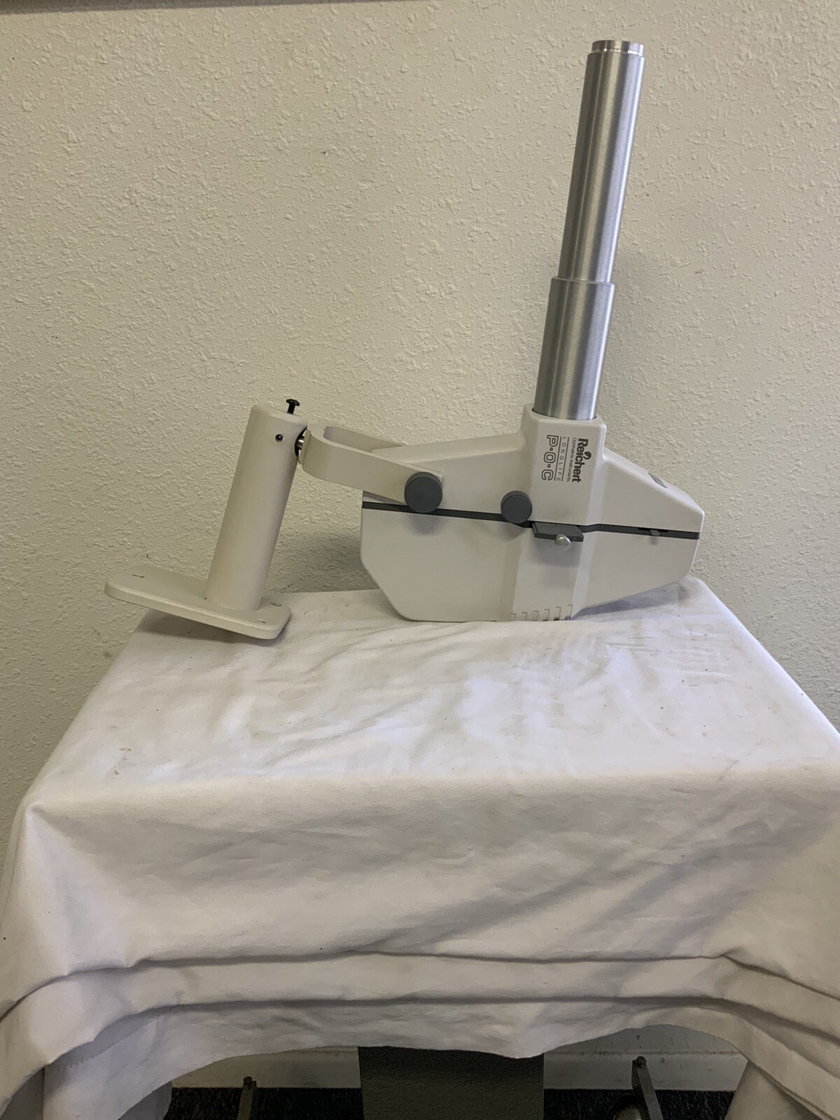 Reichert Longlife Projector w/ wall mount