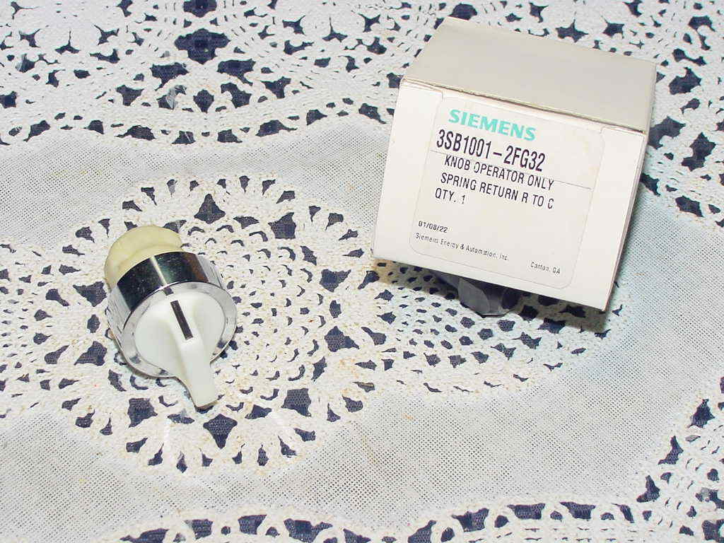 Siemens 3SB1001-2FG32, Knob Operator Only, Spring Return R to C, White NEW!