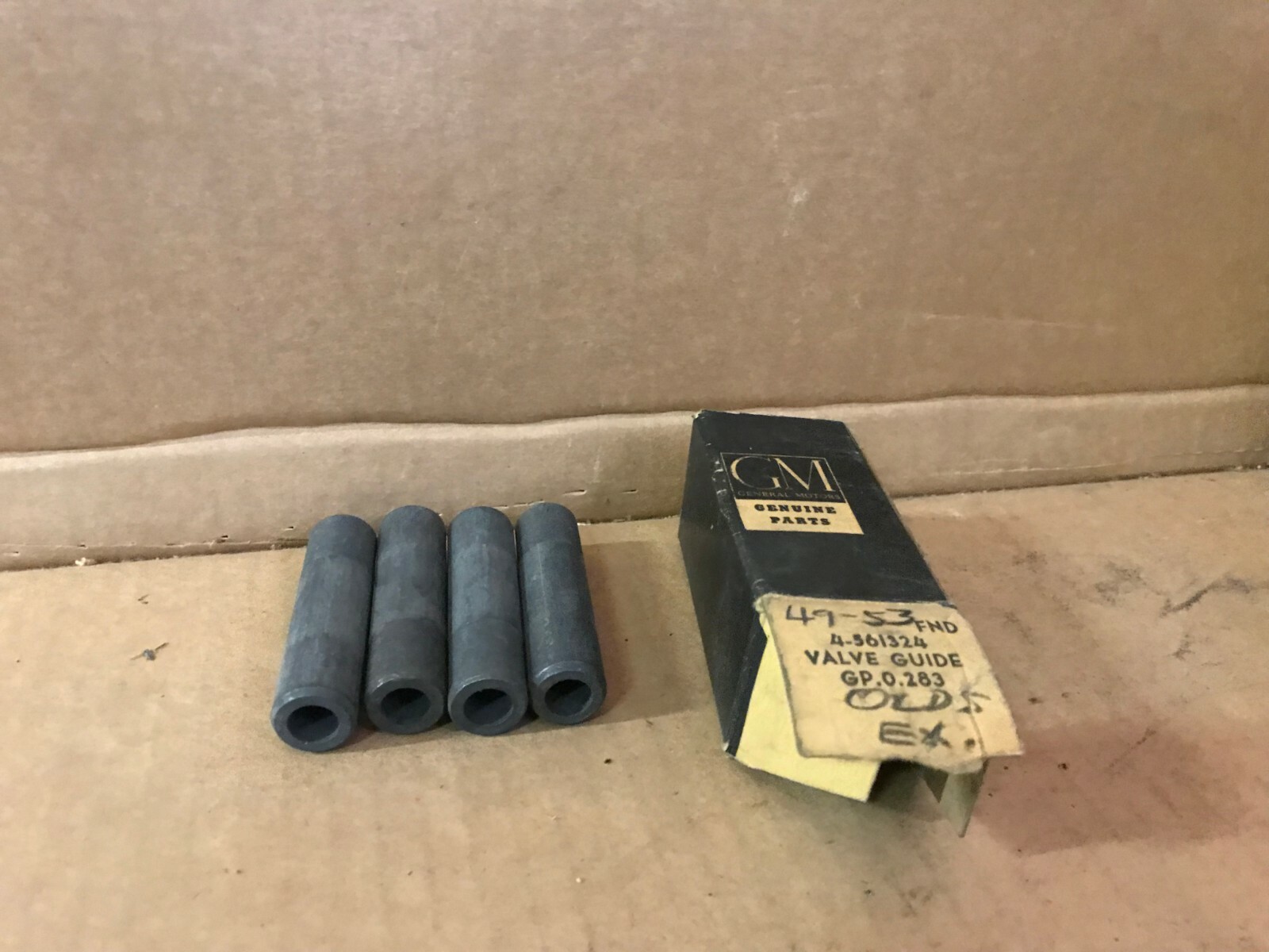 GM 561324 Exhaust Valve Guide, Standard Size -- Lot of 4 -- 1949-1953 Olds 8 Cyl
