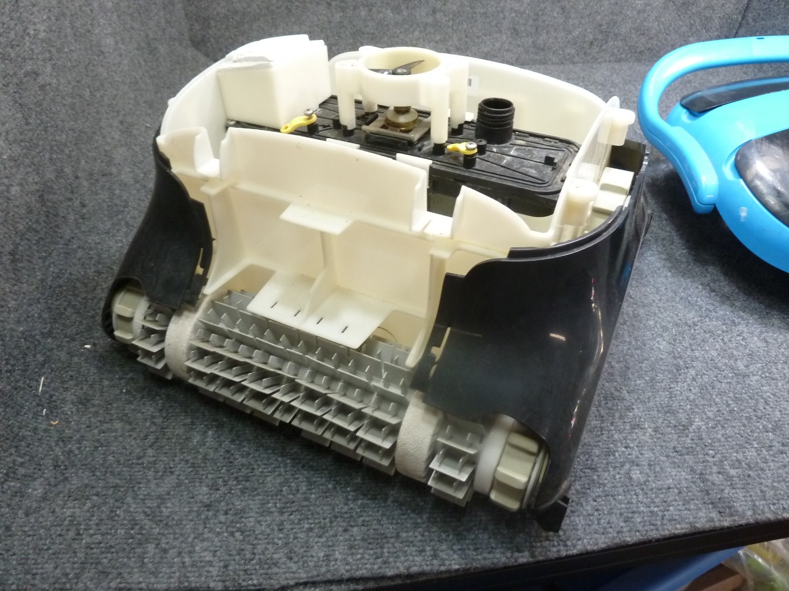Dolphin Nautilus CC Plus Robotic Pool [Vacuum] Cleaner