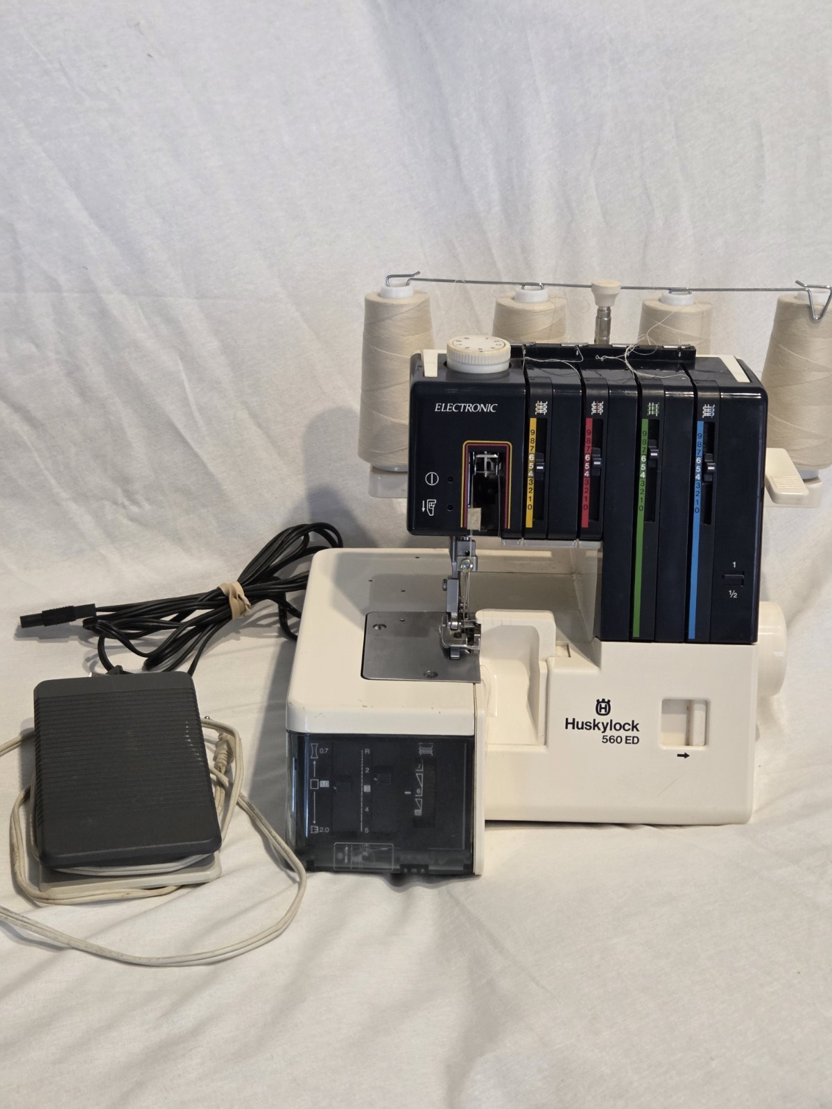 Huskylock 560 ED Electronic Serger Overlock Machine w/ Foot Pedal & Case