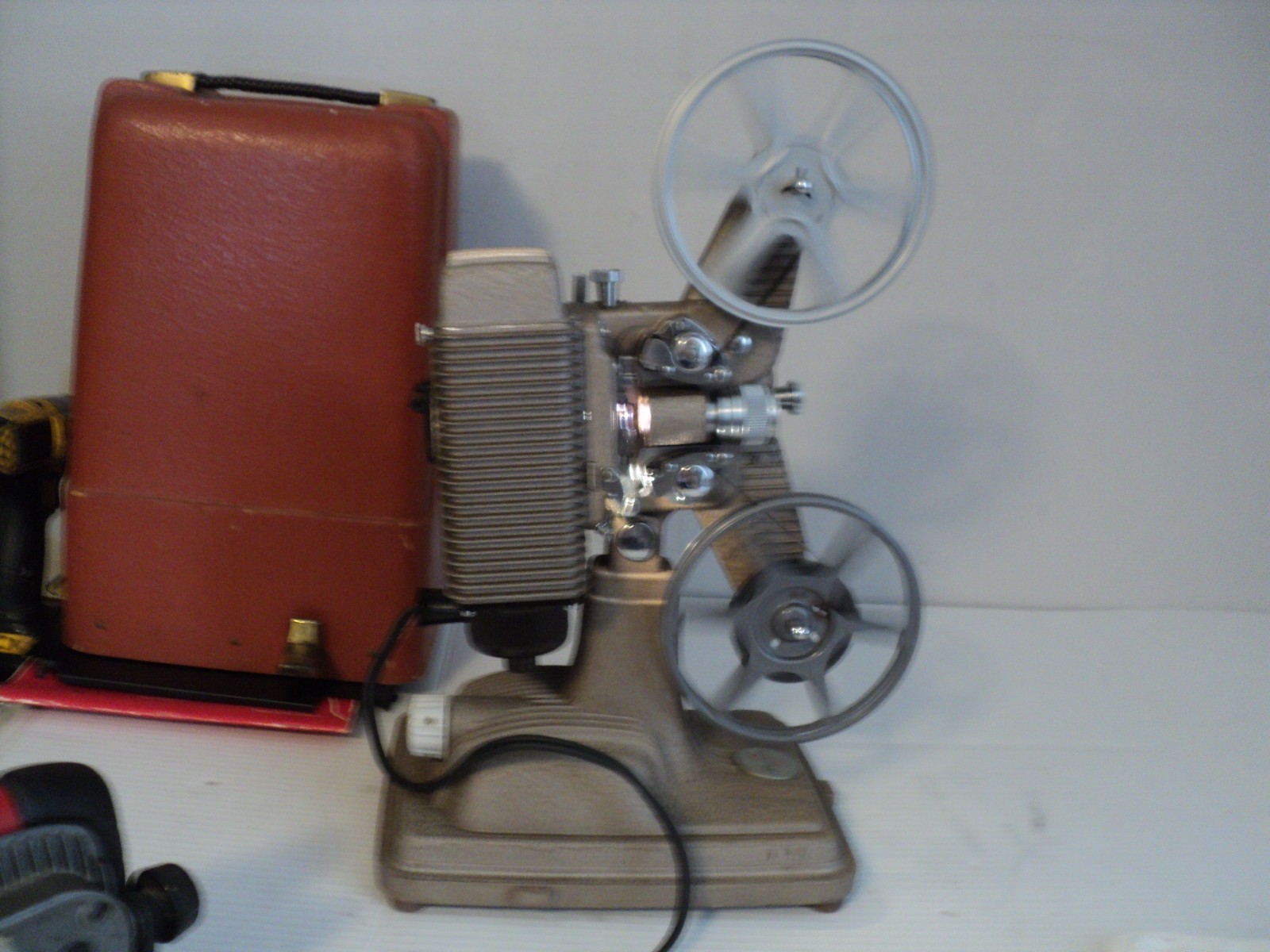 1940s Revere MDL 85 8MM Movie Projector ( Works Perfect)