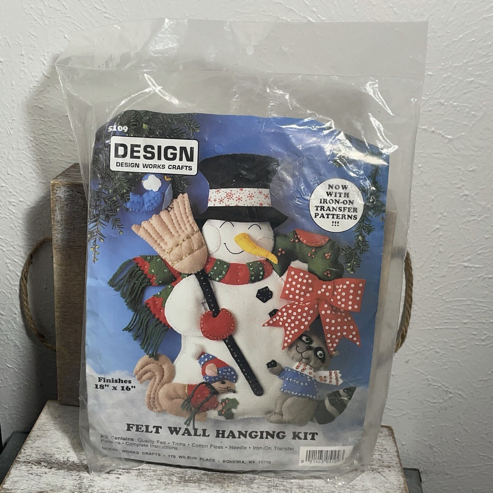 Design Works Crafts Felt Wall Hanging Kit #5109 Frosty Snowman Finishes 18x16"
