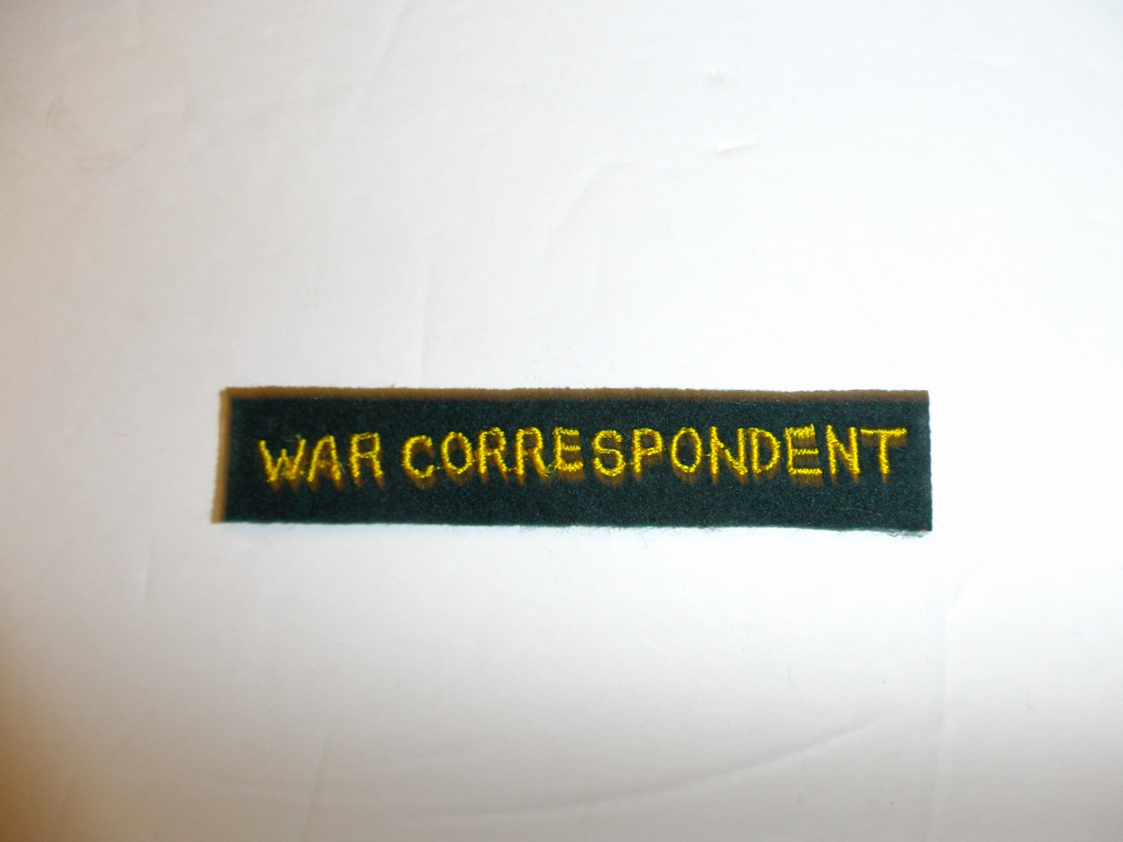 c0324 Civilian War Correspondent Tab yellow on green wool R10E