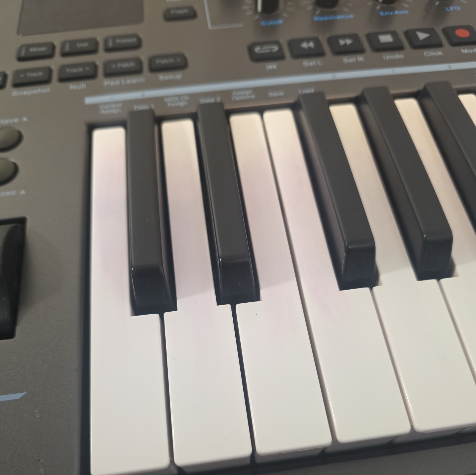 Nektar Impact LX25 USB MIDI Keyboard Controller 25-Key Drum Pads Tested