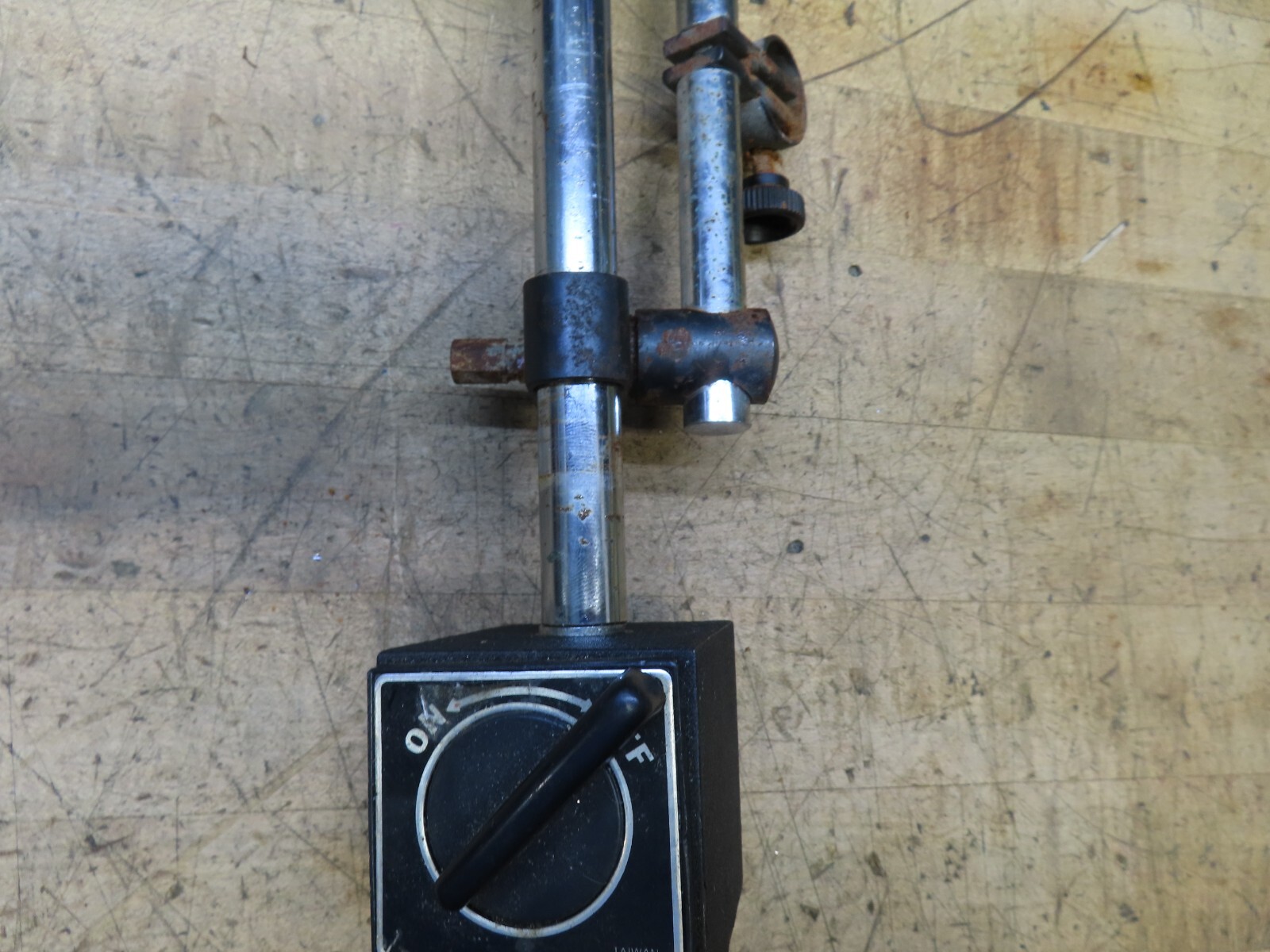 Taiwan on/off magnetic indicator base & fine adjust rods (@D63)