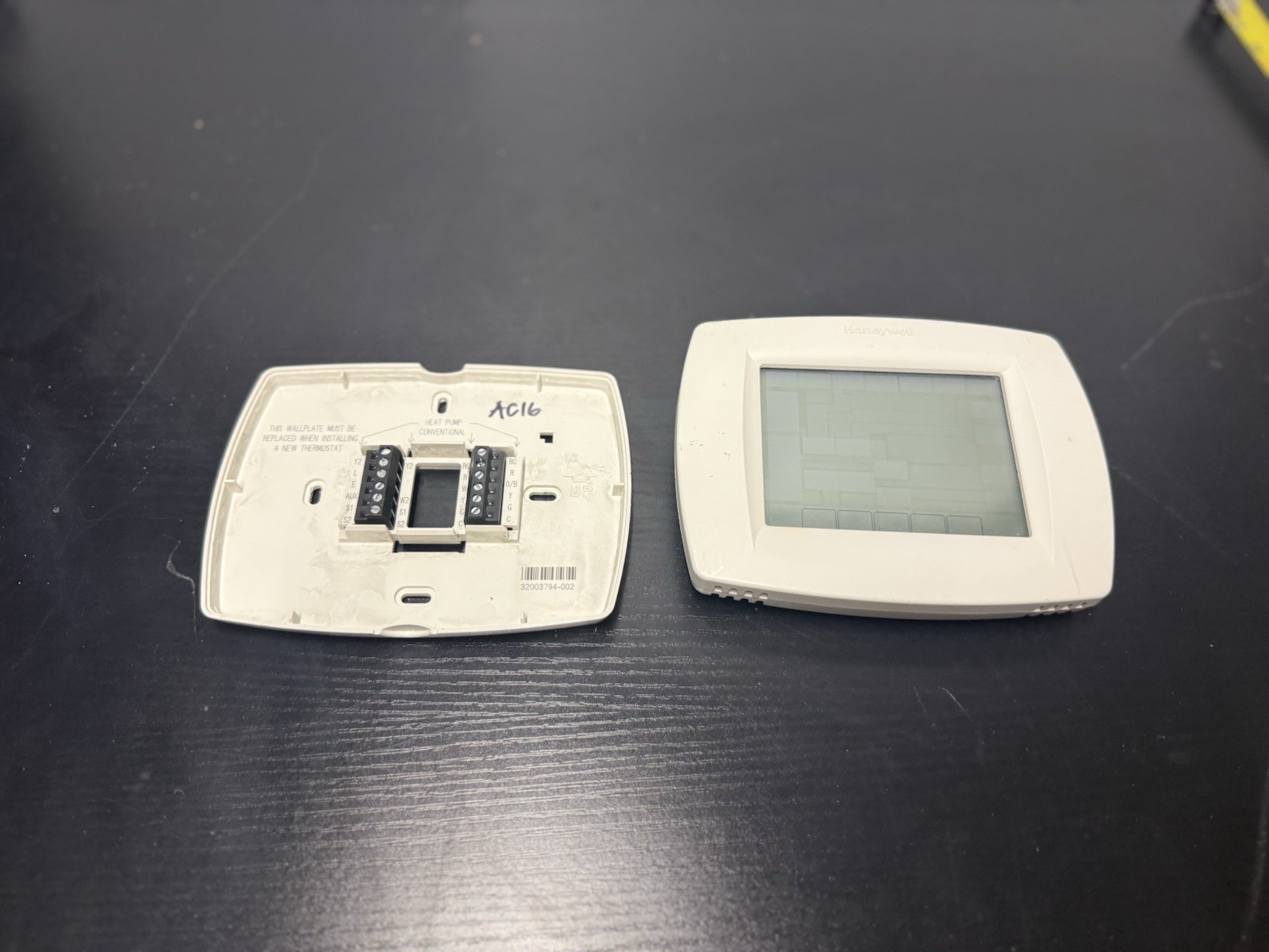 Honeywell TH832OU1008 Programmable Thermostat TH8000 Series Vision Pro