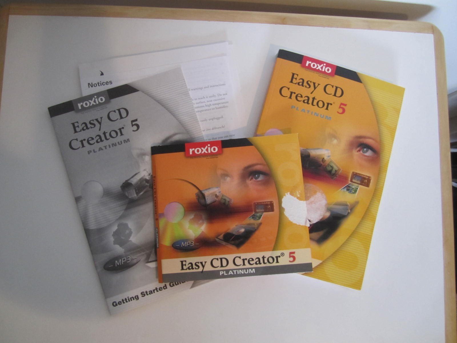 VINTAGE PRE-OWNED USED ROXIO EASY CREATOR 5 PLATINUM USER'S GUIDE  CD 1999-2002