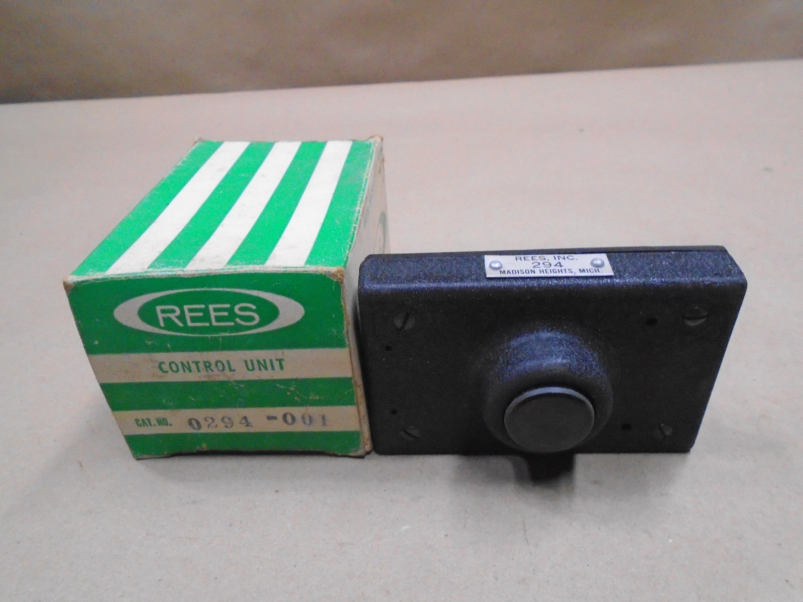 NEW Rees 0294-001 Control Unit Plunger Black Switch 0294001