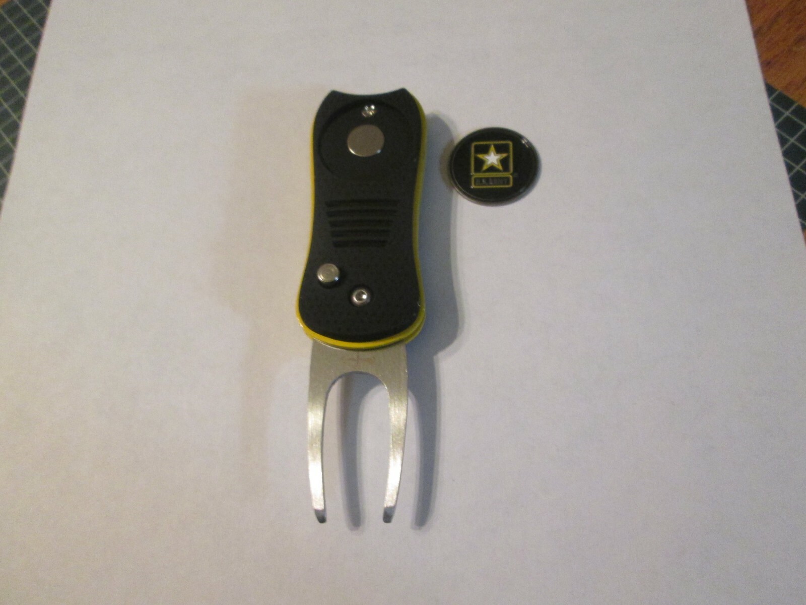 United States Army 2 Sided Golf Ball Marker w/Switchfix Switchblade Divot Tool
