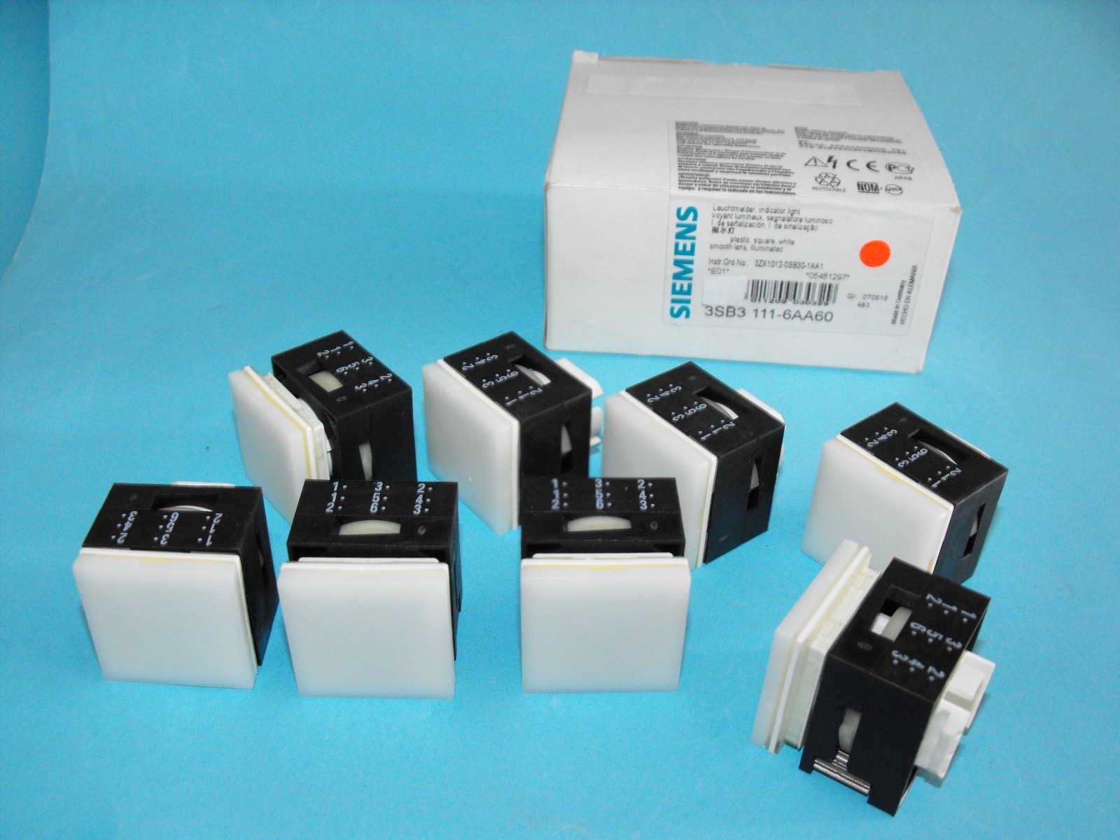 SIEMENS 3SB3111-6AA60.PLASTIC SQUARE WHITE.(LOT8PCS).NEW