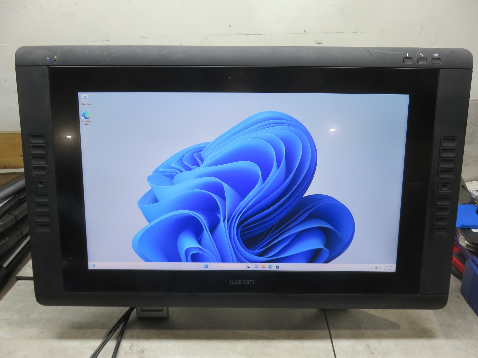 Wacom Cintiq 22HD 21.5" Creative Pen Display With Stand And Cables DTK-2200/K