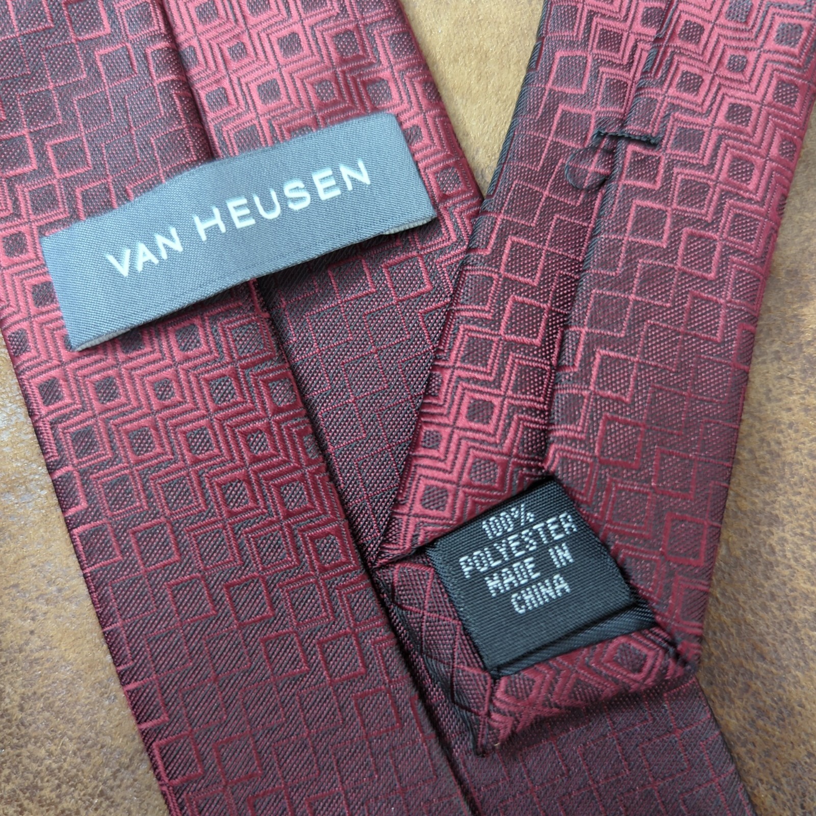 Van Heusen Burgundy Maroon 100% Polyester Men’s Necktie Tie Geometric Pattern