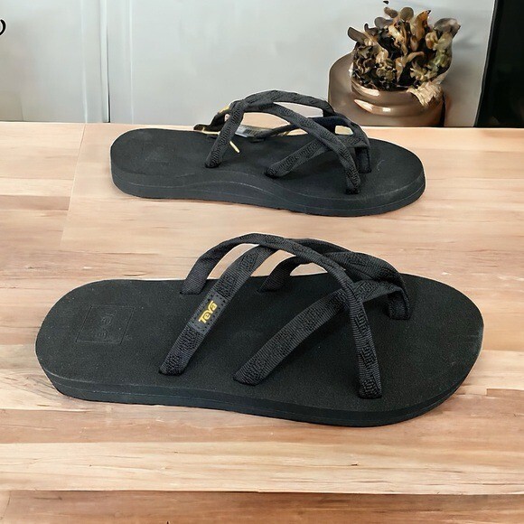 New with tag Unique Teva Olowahu MBOB Women’s Black Strappy Sandal Size 11