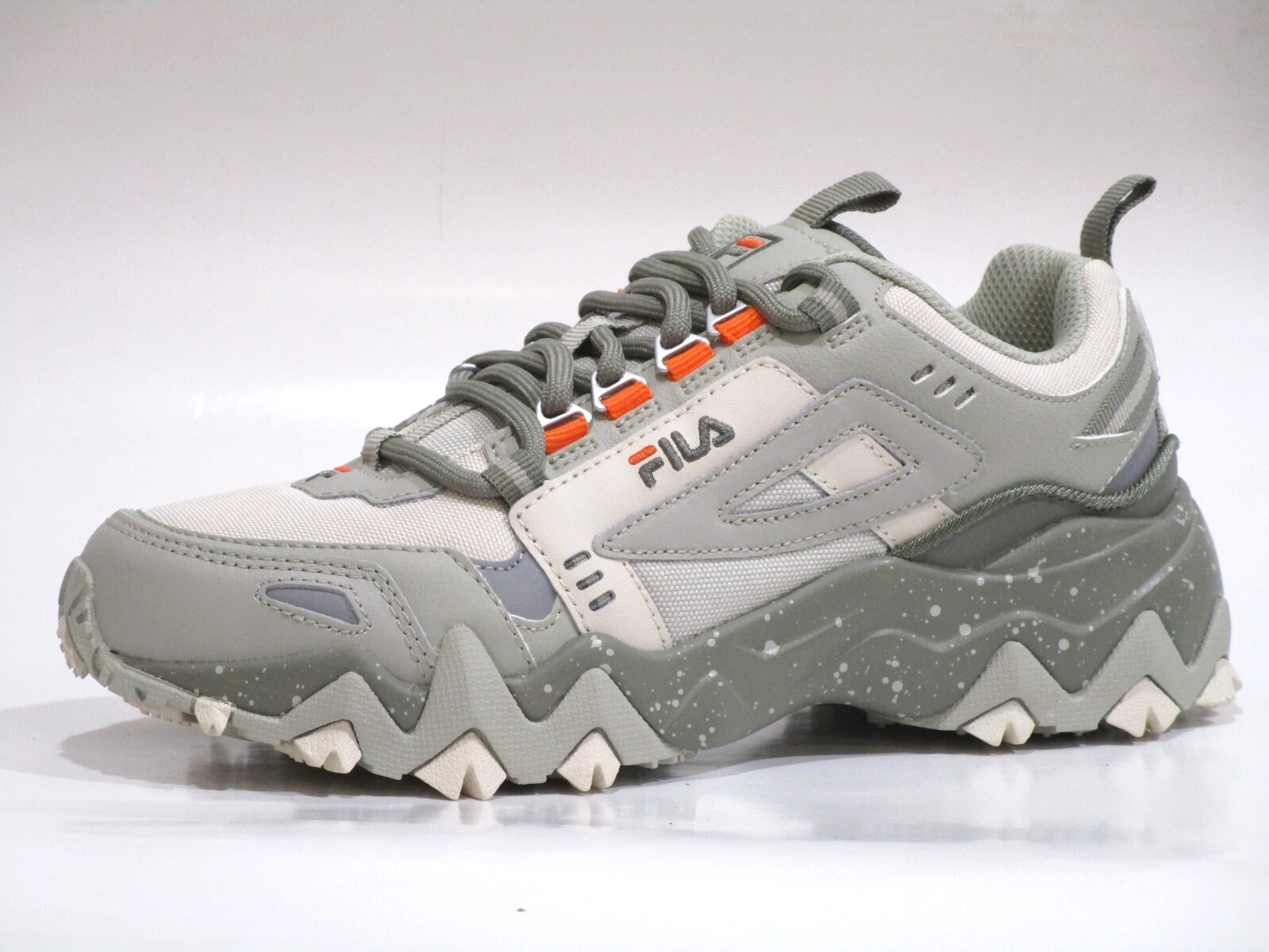 Fila Women's Oakmont TR [5JM01566-101] Sneaker Shoes, Size 9.5 Medium US
