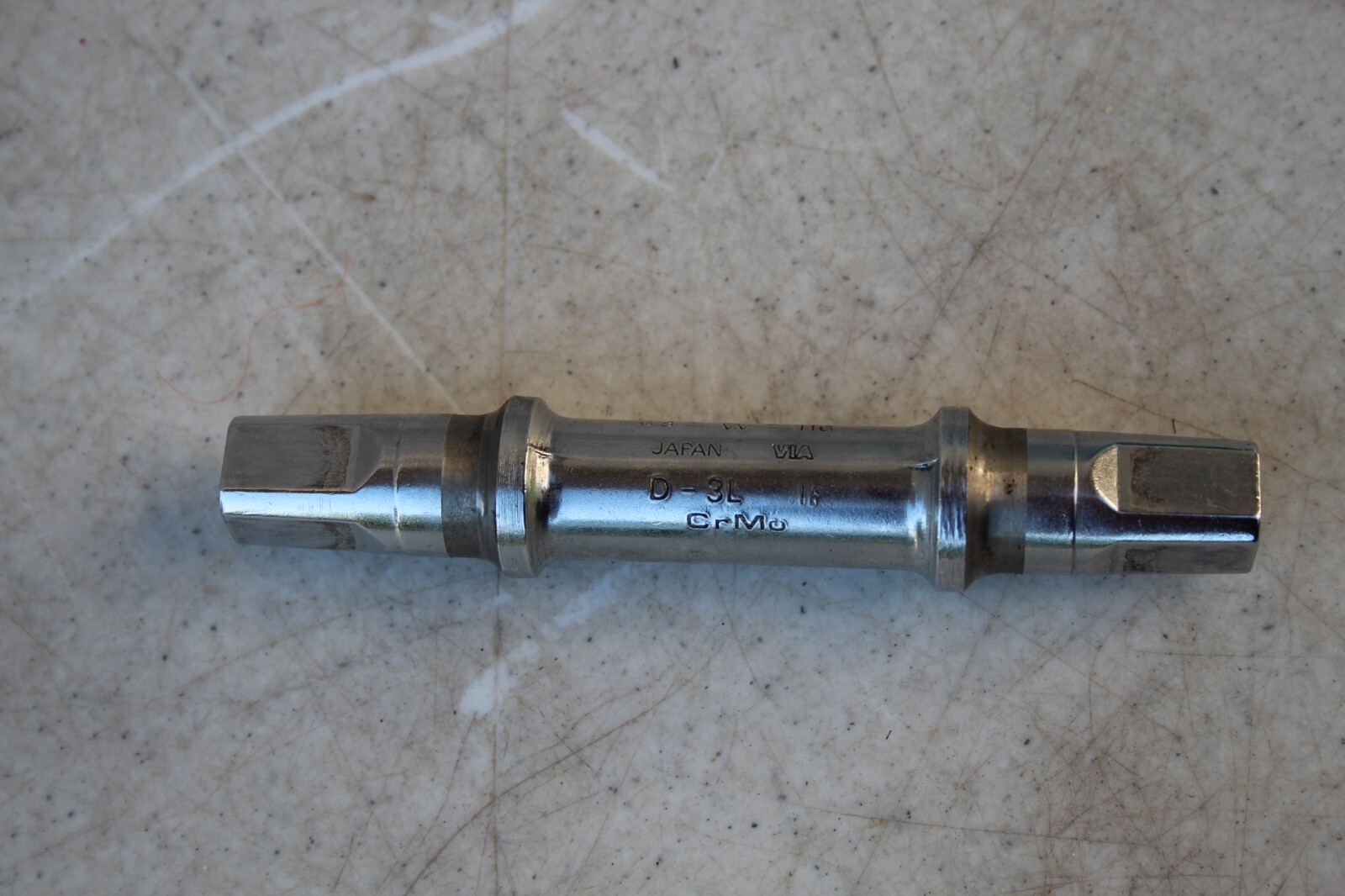 VTG Shimano Bottom Bracket Spindle   .68 mm x 116 mm D-3L CrMo JAPAN