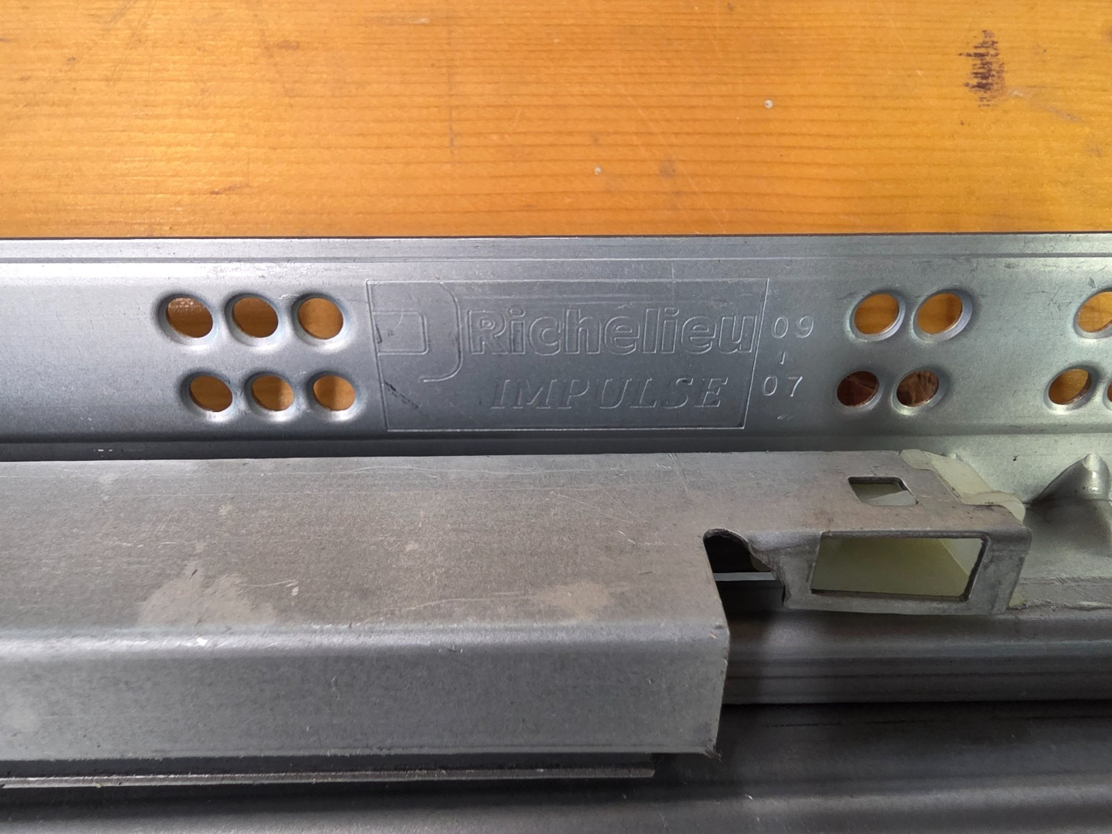 Richelieu 21" Impulse Undermount Drawer Slide Sets - 2Sets