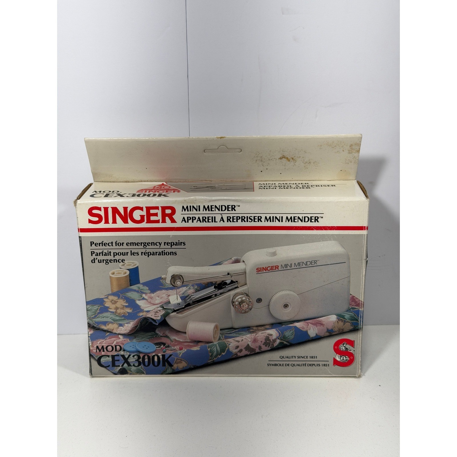 Singer Mini Mender Handheld Sewing Machine White Model CEX300K Portable Kit Box