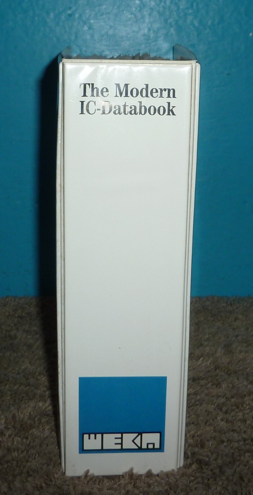 The Modern IC Databook in Large Binder WEKA 1991