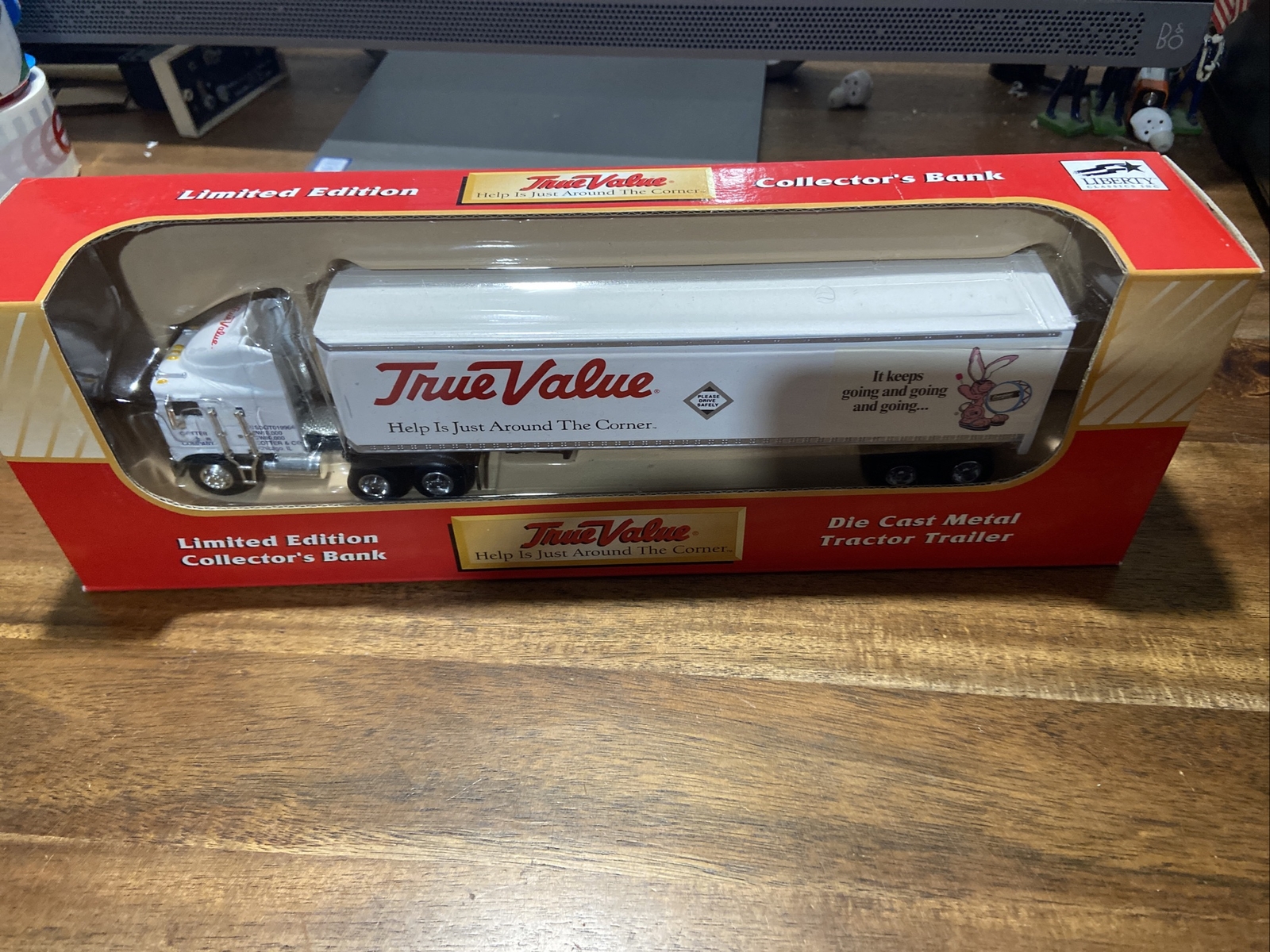 LIBERTY CLASSICS TRUE VALUE TRACTOR TRAILER 1:64  DIECAST  COLLECTOR BANK