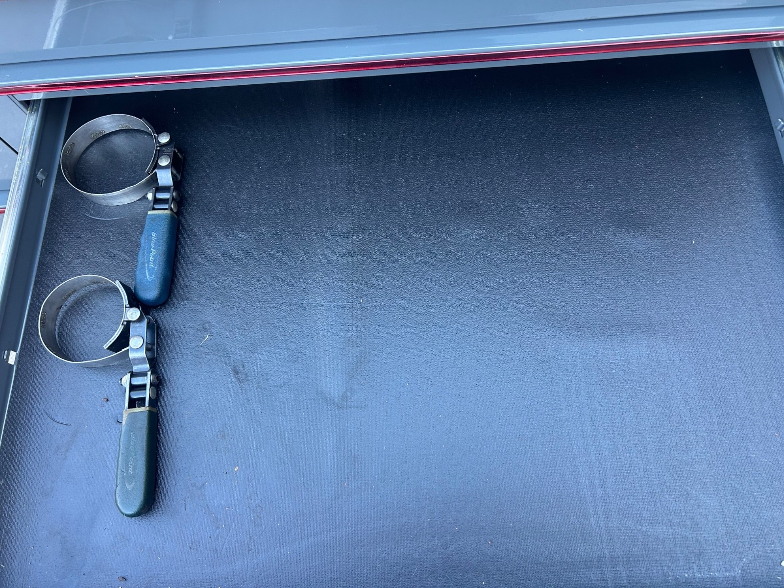 snap on tool box 55” has a small dent on the side It has a workbench power drawe