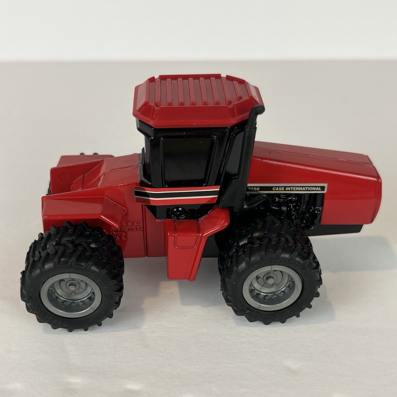 1/64 Case International 9250 Rigid Frame 4 Wheel Drive Tractor with Duals Red