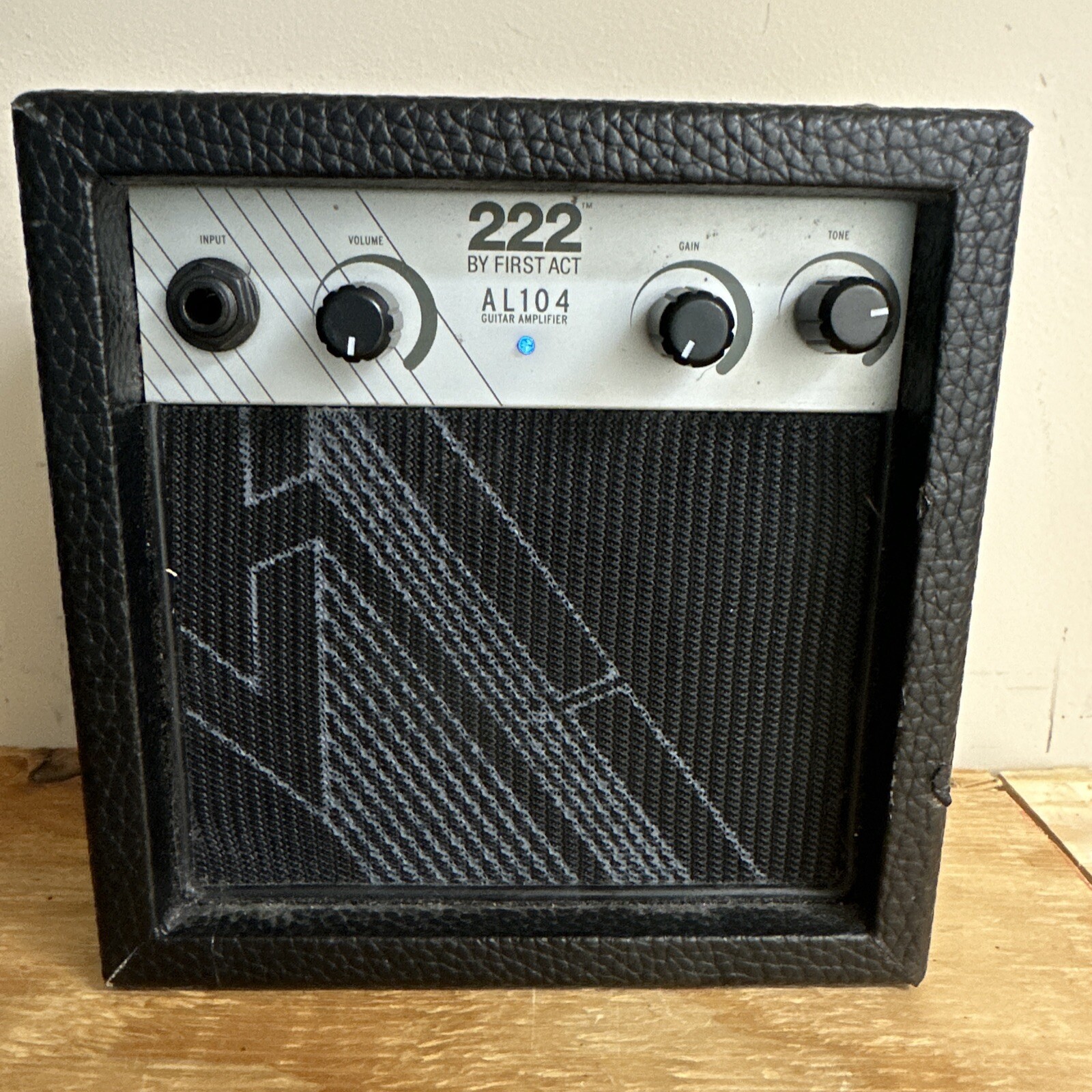 222 by First Act Compact Portable / Practice Guitar Amp Amplifier AL104 11.2W CN