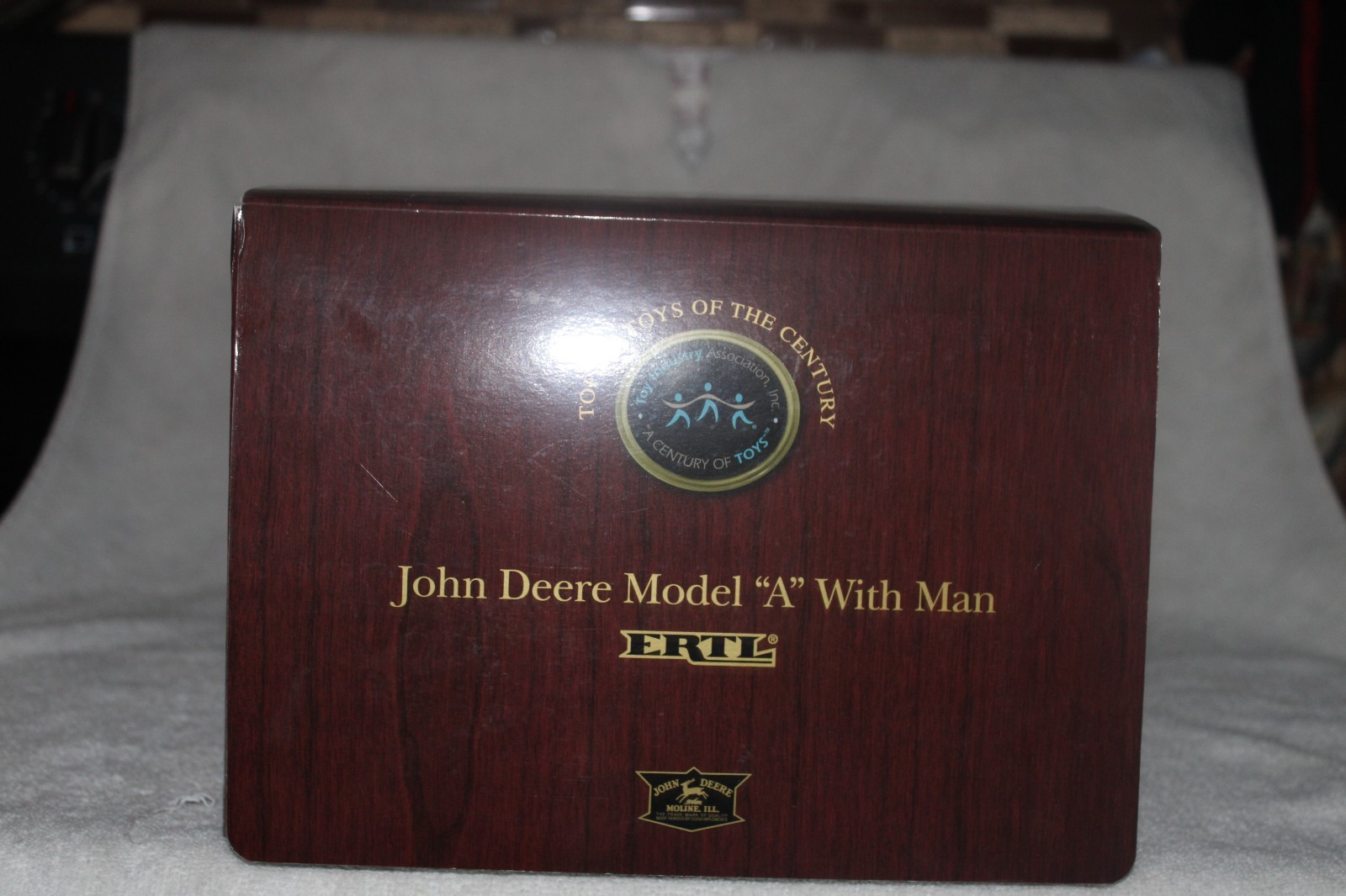 1/16 JOHN DEERE GOLD A W/MAN