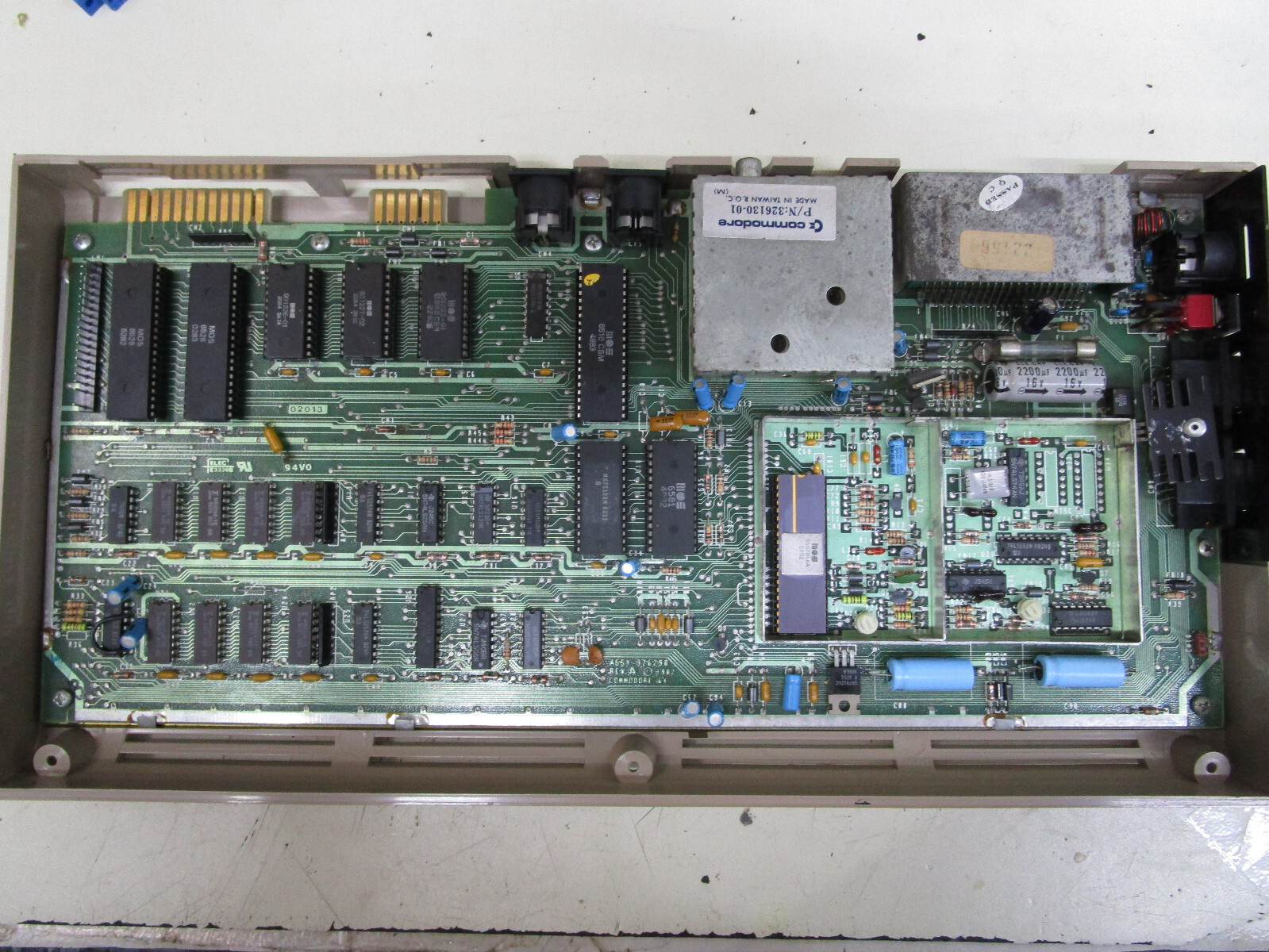COMMODORE 64 COMPUTER 326298 HEATSINKS CERAMIC TESTED AND WORKING LOT #70