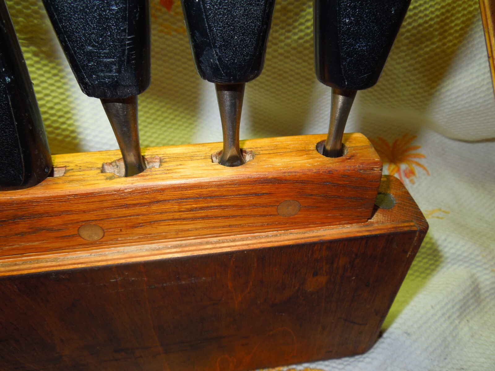 VINTAGE SANDVIK 6 PC CHISELS MADE IN HOLLAND SWEEDISH STEEL MAGNETIC WOOD CASE