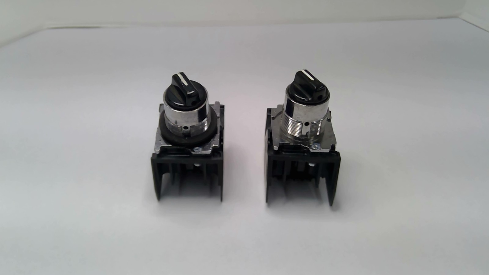 Eaton T160818 2 Position Selector Switch Lot Of 2