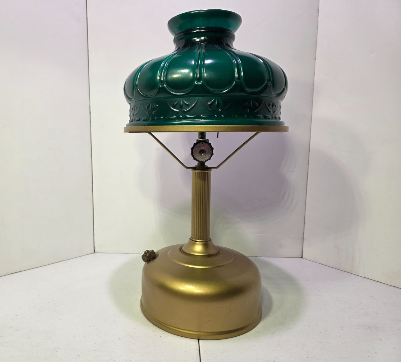 Vintage Amish Leacock Coleman Model 100 Lamp w/ Shade Holder and Shade (READ)