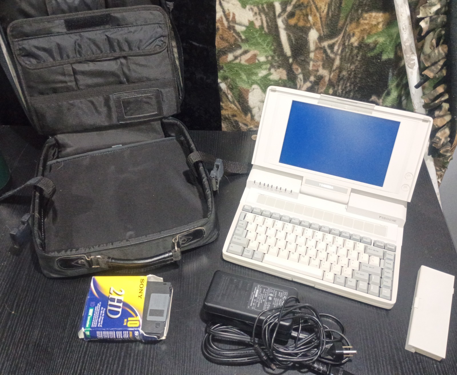 Toshiba T1200XE Vintage Laptop Portable PC w Case AC Adapter Battery UNTESTED