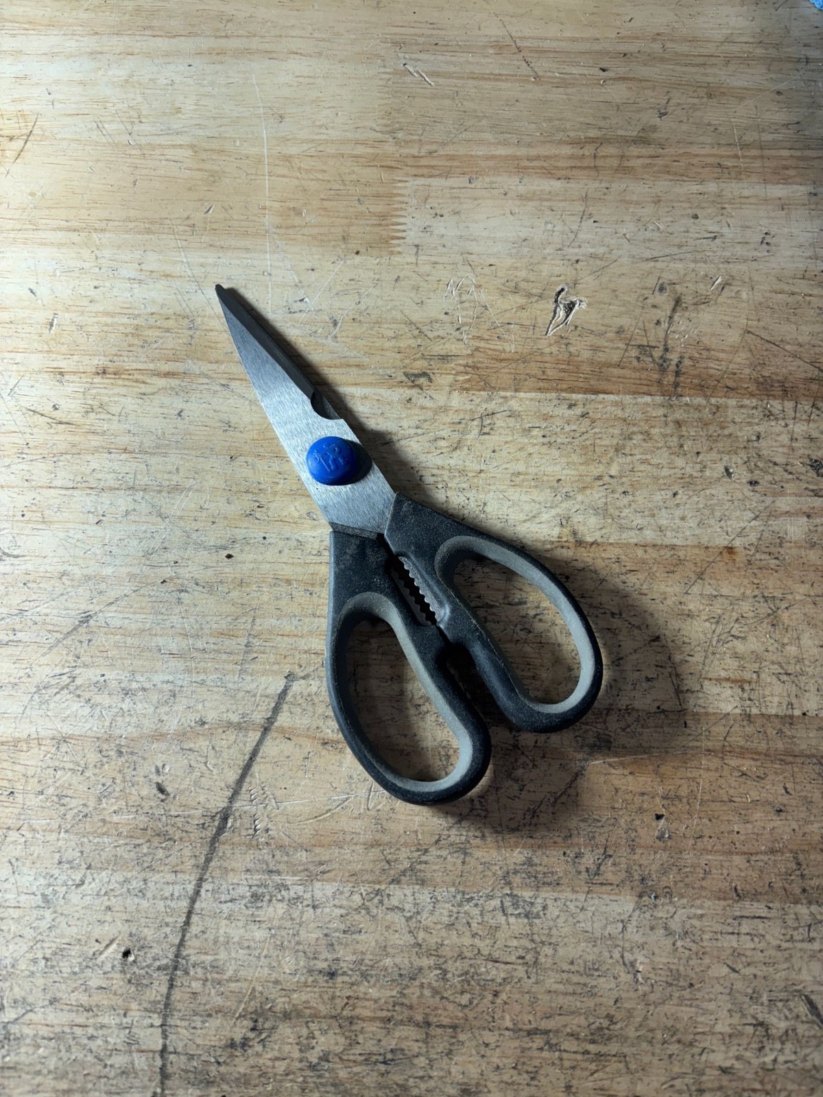 HENCKELS Kitchen Elements Kitchen Shears, Black Model: 41358-300 -- Used!