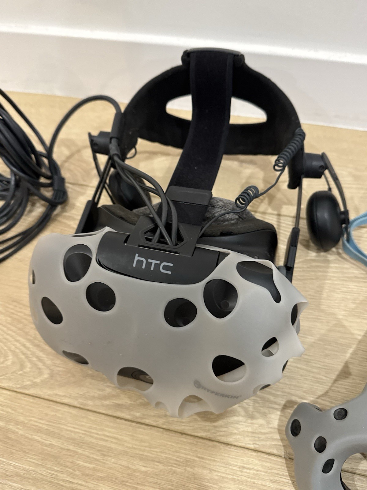 HTC Vive VR Headset Kit System Virtual Reality Remotes + More