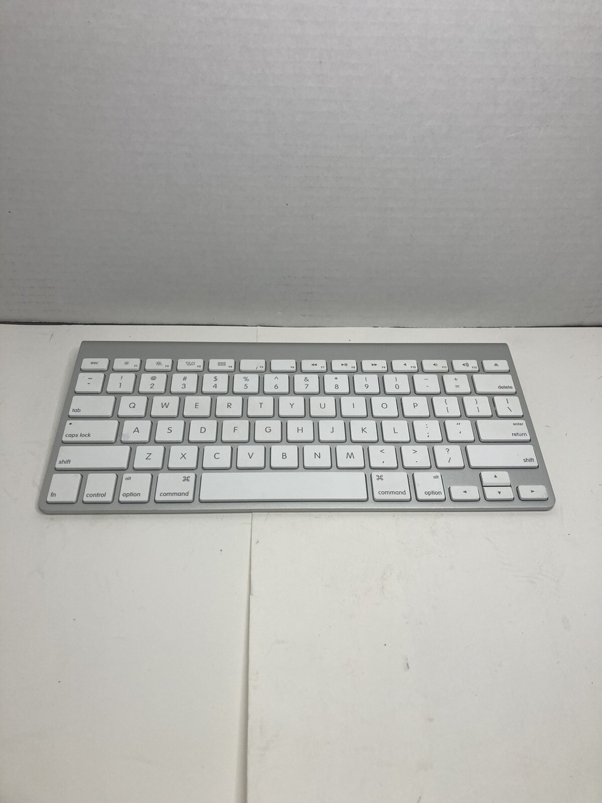 Apple Wireless Keyboard Bluetooth A1314 Battery Powered Good Condition