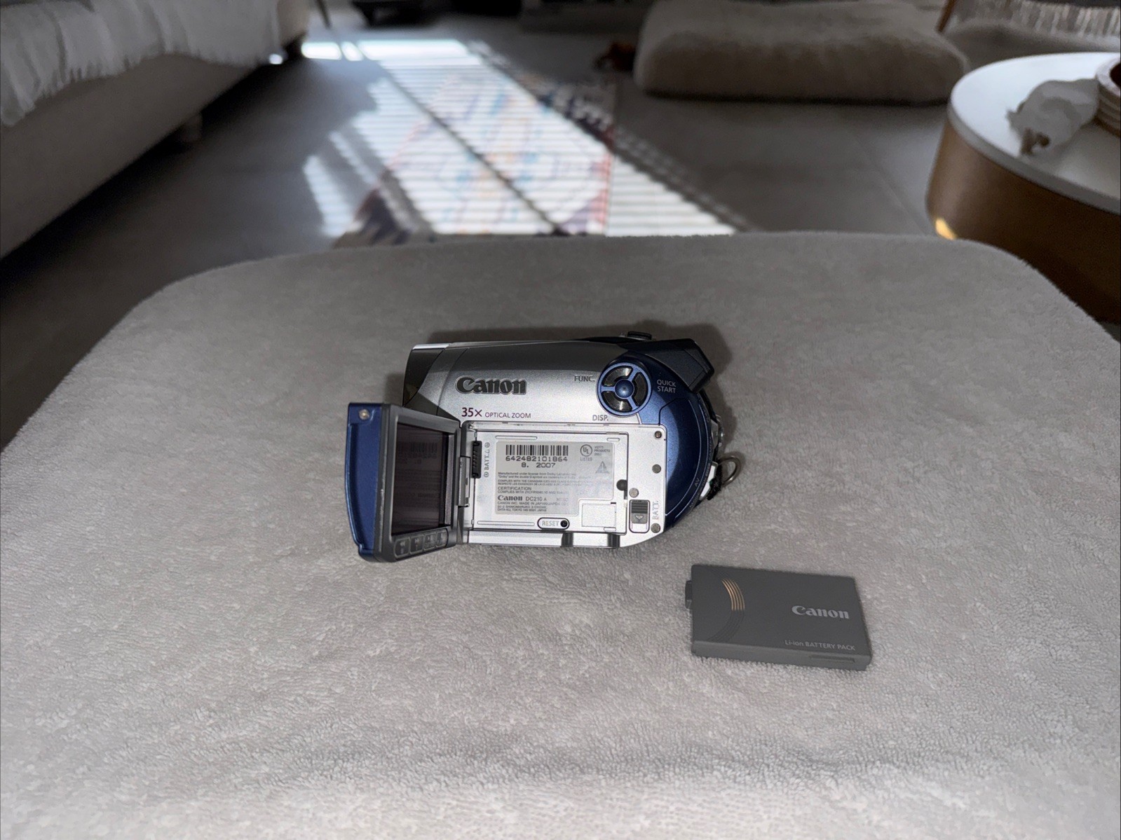 Canon DC210 DVD Camcorder 35x Optical Zoom +battery WorksGreat NEEDS Charger Z14