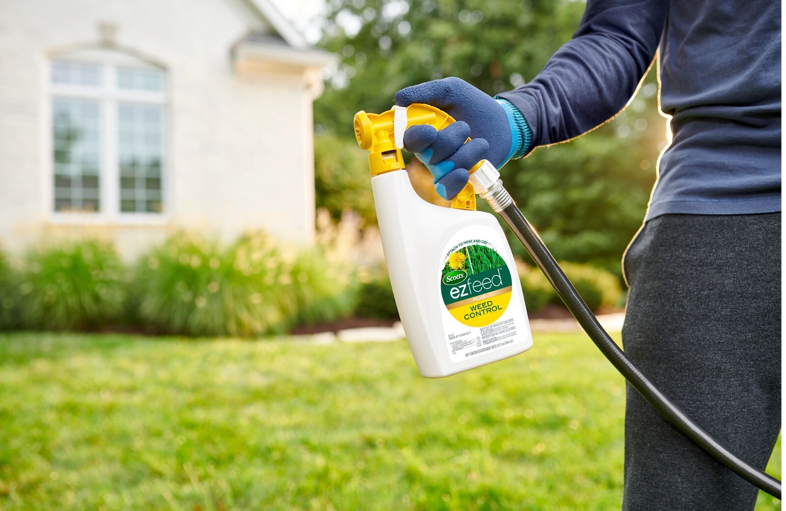Scotts ez feed PLUS Weed Control Fertilizer 32 oz Bottle Kills Broadleaf Weeds