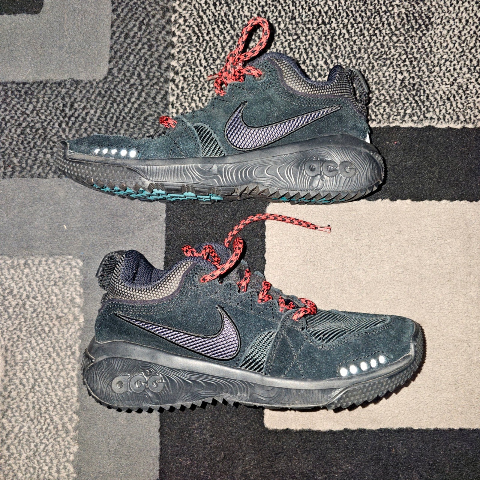 Nike ACG Dog Mountain Kids Size 5 Black Red AQ0916-003 Good Trail Sneakers