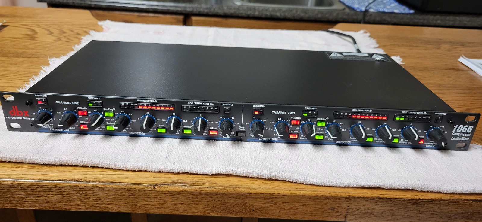 DBX 1066 Dual Compressor Gate Limiter (C)
