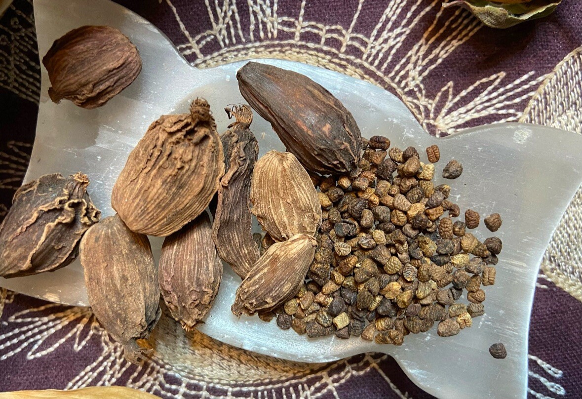Whole Cardamom, Decorticated Cardamom, Love, Lust, Passion, Clarity, Uplifting