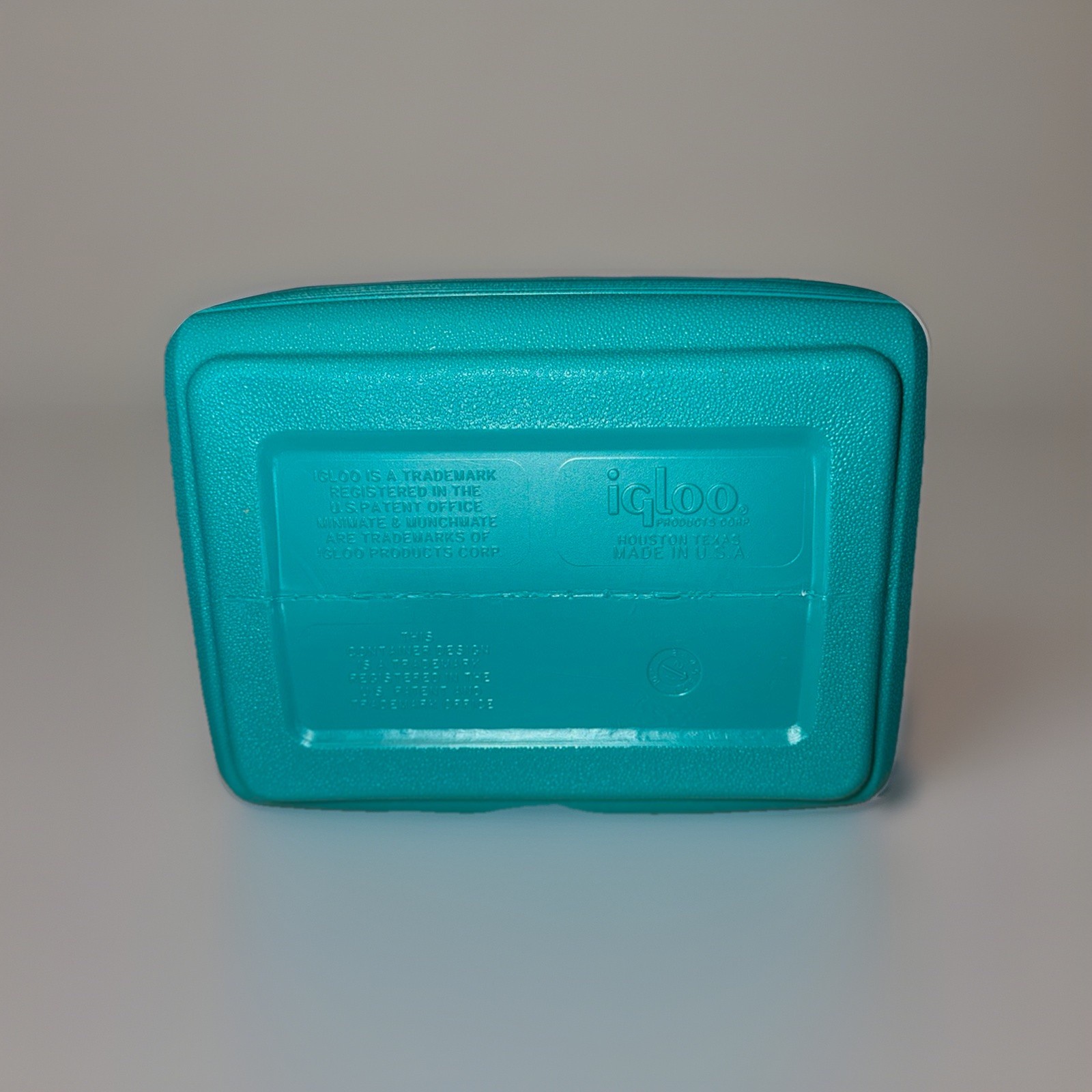 IGLOO Playmate Mini 4 QT Hard Cooler Throwback Retro